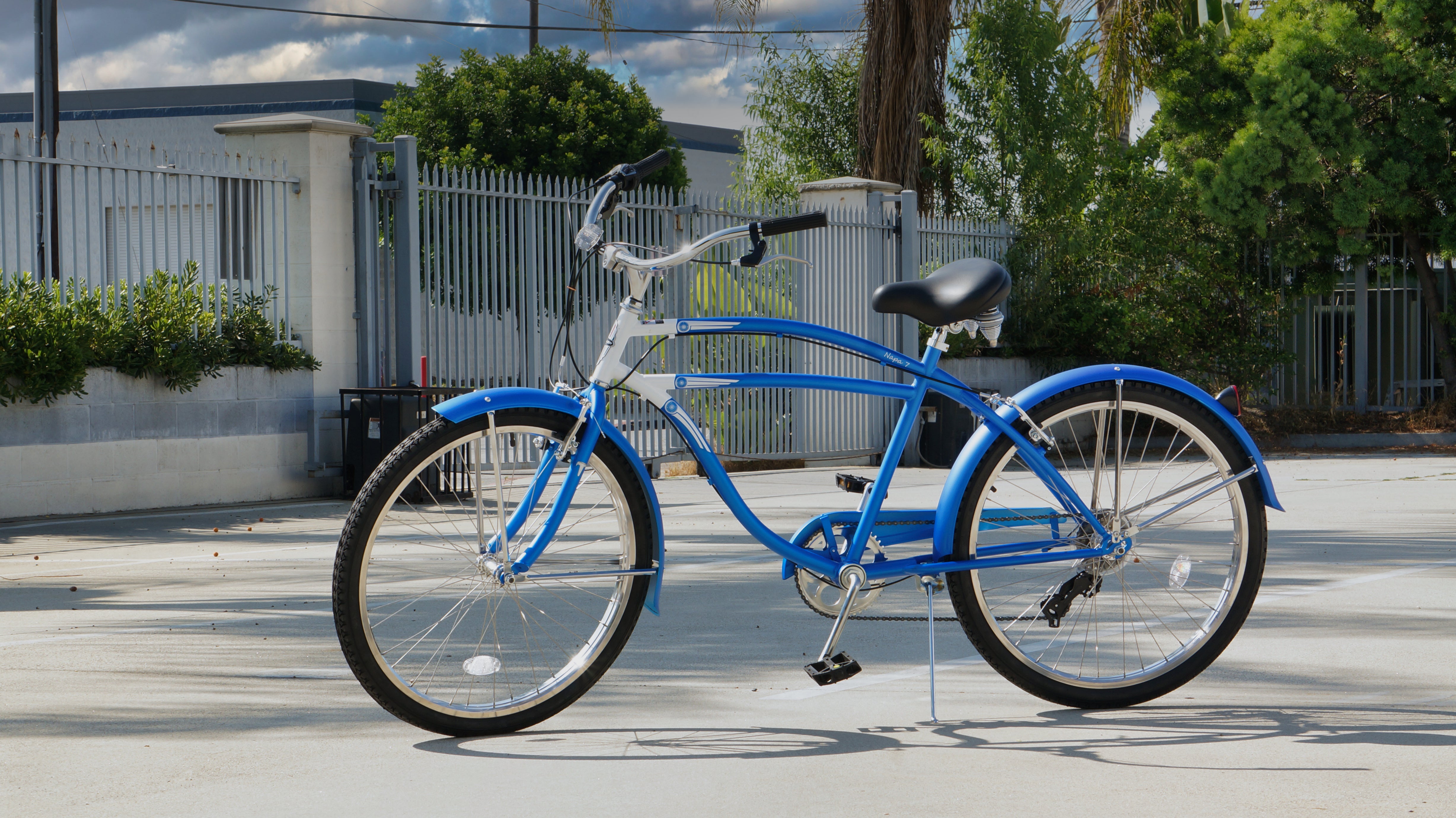 Tracer Bikes | Tracer Napa Cruiser Bike 7-Speed with Comfort Saddle and Steel Fenders | Chico USA, Inc.